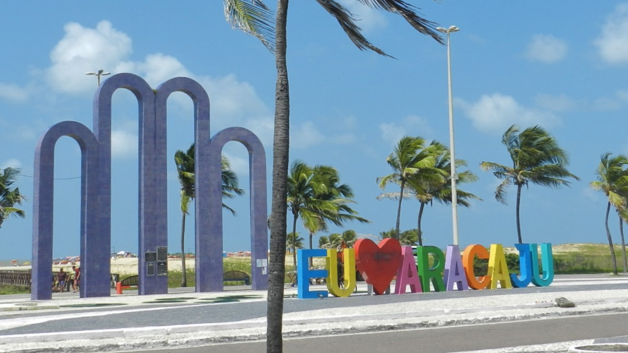 Placa Eu Amo Aracaju na orla da cidade