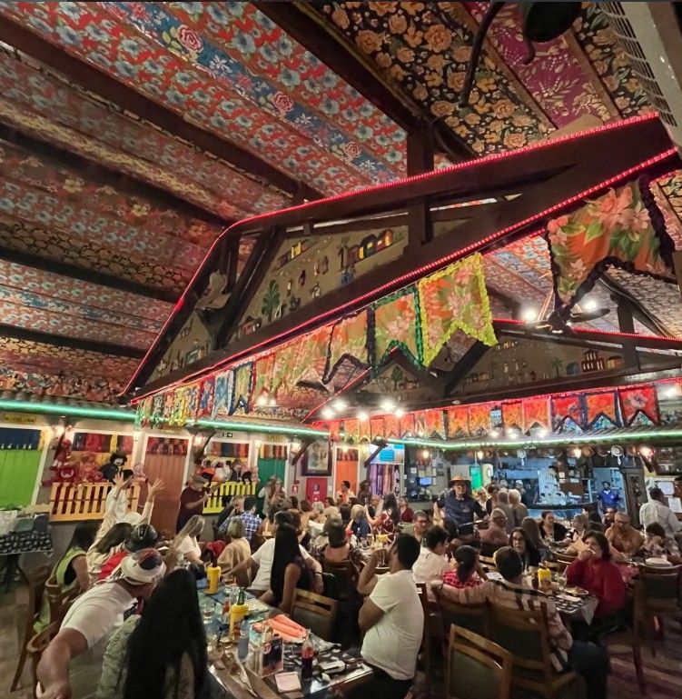 Ambiente do Kariri em Aracaju com decoração nordestina, bandeirinhas e mesas cheias